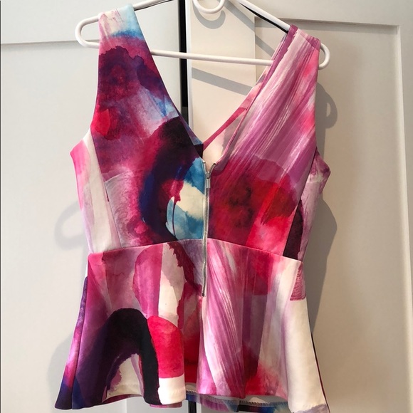 Sleeveless modern blouse - Picture 2 of 2